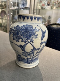 Vase en porcelaine de Chine en bleu et blanc &agrave; d&eacute;cor d'oiseaux parmi des branches fleuries, &eacute;poque Transition