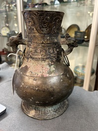 Een Chinese rituele bronzen 'hu' wijnkan met deksel, Oostelijke Zhou of vroeger