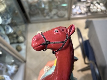 Cheval en porcelaine de Chine &agrave; fond rouge de rubis, 19/20&egrave;me