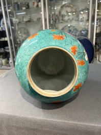 Vase couvert en porcelaine de Chine famille rose &agrave; fond turquoise, 19&egrave;me