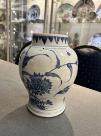 Vase en porcelaine de Chine en bleu et blanc &agrave; d&eacute;cor d'oiseaux parmi des branches fleuries, &eacute;poque Transition