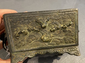 Een Chinese vierkante bronzen wierookbrander met inscriptie, Ming