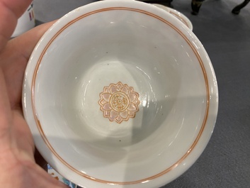 Paire de bols couverts sur supports en porcelaine de Chine famille rose, marque de Baragon Tumed, 19/20&egrave;me