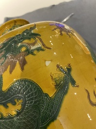 Grand vase de forme 'meiping' en porcelaine de Chine sancai &agrave; d&eacute;cor de dragons, 19/20&egrave;me