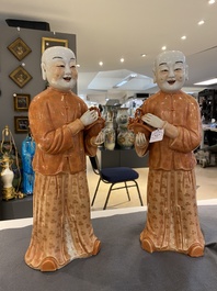 Twee Chinese koraalrode sculpturen van de Hehe Er Xian, wellicht Jiaqing