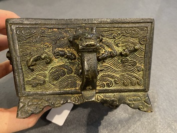 Een Chinese vierkante bronzen wierookbrander met inscriptie, Ming