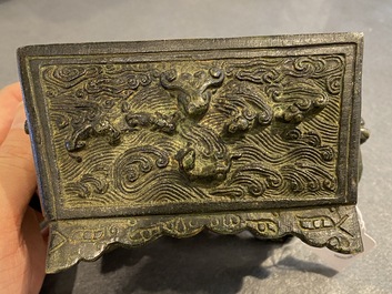 Een Chinese vierkante bronzen wierookbrander met inscriptie, Ming