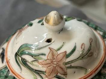Une th&eacute;i&egrave;re et une chope en porcelaine de Chine famille verte, Kangxi