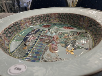 Rare grand plat profond en porcelaine de Chine famille rose &agrave; d&eacute;cor figuratif, Yongzheng