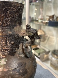 Een Chinese rituele bronzen 'hu' wijnkan met deksel, Oostelijke Zhou of vroeger
