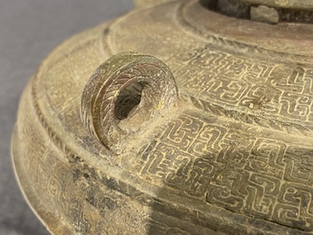 Rare r&eacute;cipient rituel couvert en bronze de type 'Zhan', Chine, P&eacute;riode des Printemps et Automnes