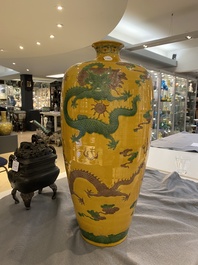 Grand vase de forme 'meiping' en porcelaine de Chine sancai &agrave; d&eacute;cor de dragons, 19/20&egrave;me