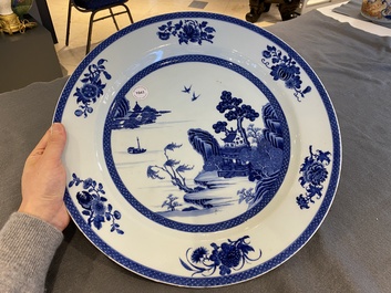 Grand plat en porcelaine de Chine en bleu et blanc &agrave; d&eacute;cor d'un paysage, Qianlong