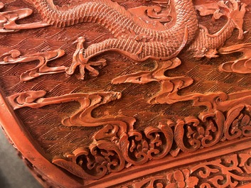 Vase de forme 'fanghu' en laque rouge, Chine, 19/20&egrave;me