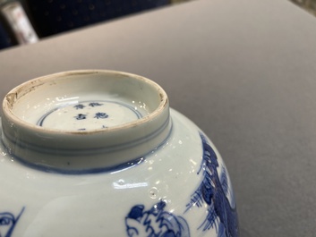Een Chinese blauw-witte 'onsterfelijken' kom, Shen De Tang Bo Gu Zhi 慎德堂博古製 merk, Kangxi