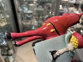 Cheval en porcelaine de Chine &agrave; fond rouge de rubis, 19/20&egrave;me