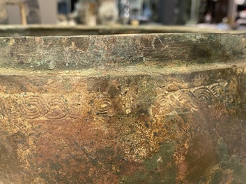 Tr&egrave;s grand bol tripod couvert de type 'ding' en bronze, Chine, Zhou de l'Est