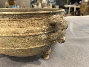 Een zeldzame Chinese bronzen rituele dekselkom voor voedsel, 'Zhan', Periode van Lente en Herfst