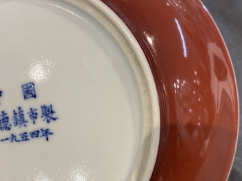 Assiette en porcelaine de Chine en rouge de cuivre monochrome, marque de Zhong Guo Jing De Zhen Zhi 中國景德鎮製, dat&eacute;e 1954