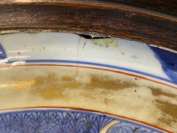 Grand plat en porcelaine de Chine rose-Imari &agrave; d&eacute;cor d'une sc&egrave;ne de th&eacute;, Yongzheng