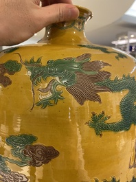 Grand vase de forme 'meiping' en porcelaine de Chine sancai &agrave; d&eacute;cor de dragons, 19/20&egrave;me