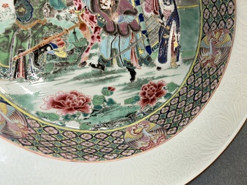 Een zeldzame grote diepe Chinese famille rose schotel met fijn verhalend decor, Yongzheng