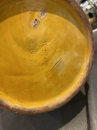 Grand vase de forme 'meiping' en porcelaine de Chine sancai &agrave; d&eacute;cor de dragons, 19/20&egrave;me