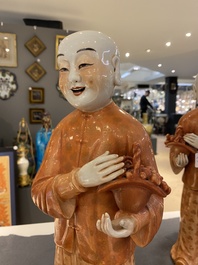 Twee Chinese koraalrode sculpturen van de Hehe Er Xian, wellicht Jiaqing