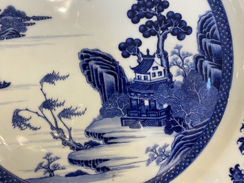 Een grote Chinese blauw-witte schotel met een fijn landschap, Qianlong