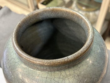 Een Chinese ruyao-type vaas, wellicht Qianlong