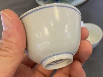 Quatre bols et trois bols sur talon en porcelaine de Chine en bleu et blanc de l'&eacute;pave 'Hatcher', &eacute;poque Transition