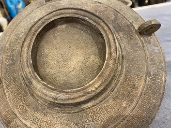 Rare r&eacute;cipient rituel couvert en bronze de type 'Zhan', Chine, P&eacute;riode des Printemps et Automnes