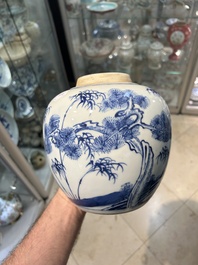 Pot en porcelaine de Chine en bleu et blanc &agrave; d&eacute;cor des 'trois amis de l'hiver', Kangxi