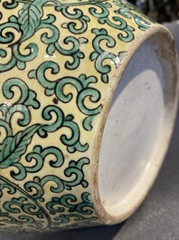 Vase couvert en biscuit &eacute;maill&eacute; vert sur fond jaune &agrave; d&eacute;cor de dragons, Chine, 19&egrave;me