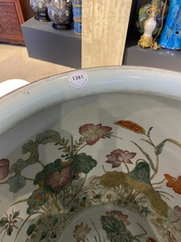 Grand aquarium en porcelaine de Chine famille rose sur socle en bois, 19&egrave;me