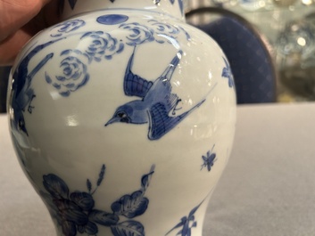 Een Chinese blauw-witte vaas met vogels bij bloesemtakken, Transitie periode