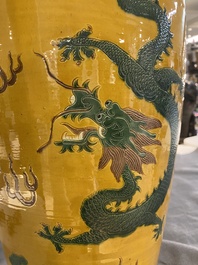 Grand vase de forme 'meiping' en porcelaine de Chine sancai &agrave; d&eacute;cor de dragons, 19/20&egrave;me