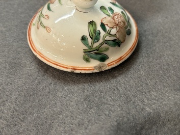 Une th&eacute;i&egrave;re et une chope en porcelaine de Chine famille verte, Kangxi