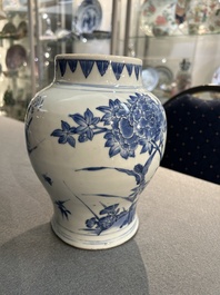 Vase en porcelaine de Chine en bleu et blanc &agrave; d&eacute;cor d'oiseaux parmi des branches fleuries, &eacute;poque Transition