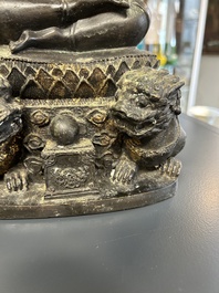 Een Thaise bronzen Boeddha met sporen van vergulding, 19e eeuw