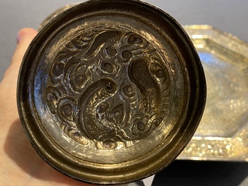 Een Chinese zilveren beker met monogram en een octagonale schotel op drie pootjes, 19/20e eeuw