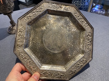 Een Chinese zilveren beker met monogram en een octagonale schotel op drie pootjes, 19/20e eeuw