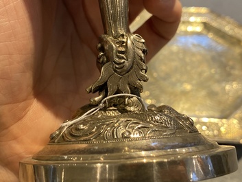 Een Chinese zilveren beker met monogram en een octagonale schotel op drie pootjes, 19/20e eeuw