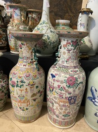 Twee Chinese famille rose vazen met antiquiteiten, 19e eeuw