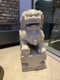 Paire de grands lions bouddhistes en marbre blanc, Chine, 19&egrave;me