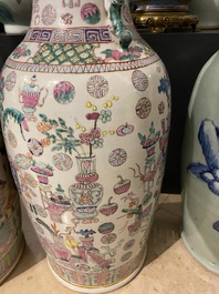 Twee Chinese famille rose vazen met antiquiteiten, 19e eeuw