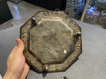 Een Chinese zilveren beker met monogram en een octagonale schotel op drie pootjes, 19/20e eeuw