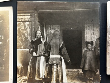 40 photos carr&eacute;es illustrant la premi&egrave;re exp&eacute;dition belge au Tibet, vers 1908