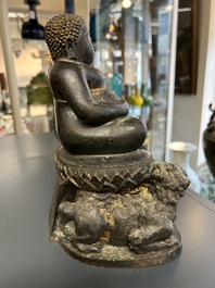 Een Thaise bronzen Boeddha met sporen van vergulding, 19e eeuw