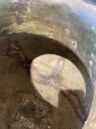 Een zeldzaam en uitzonderlijk groot Chinees archa&iuml;sch bronzen 'lei' wijnvat met inscriptie, Song